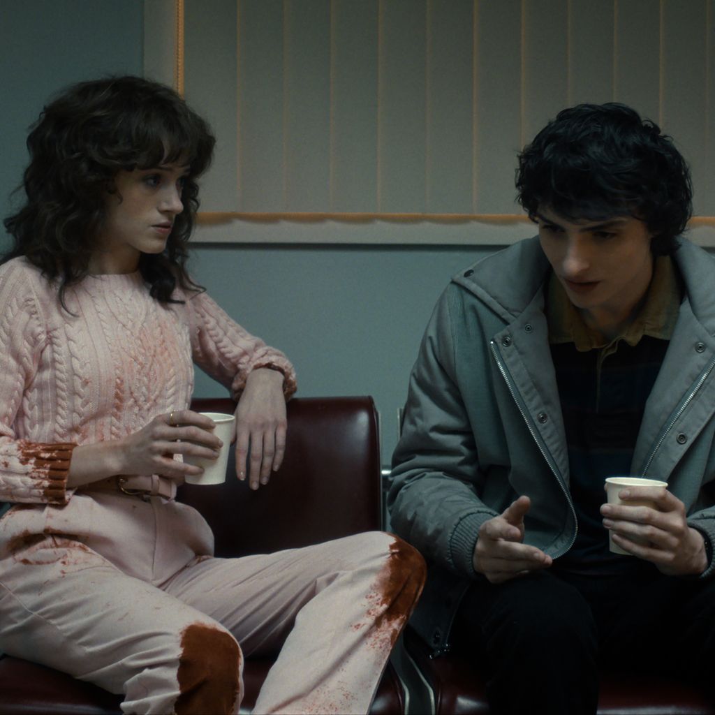 Natalia Dyer als Nancy Wheeler and Finn Wolfhard als Mike Wheeler in "Stranger Things" Staffel 5