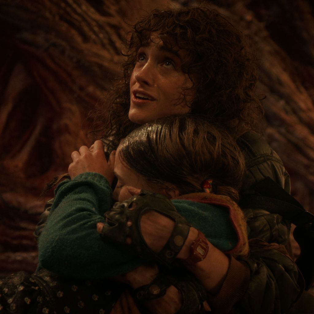 Natalia Dyer als Nancy Wheeler und Nell Fisher als Holly Wheeler in "Stranger Things" Staffel 5