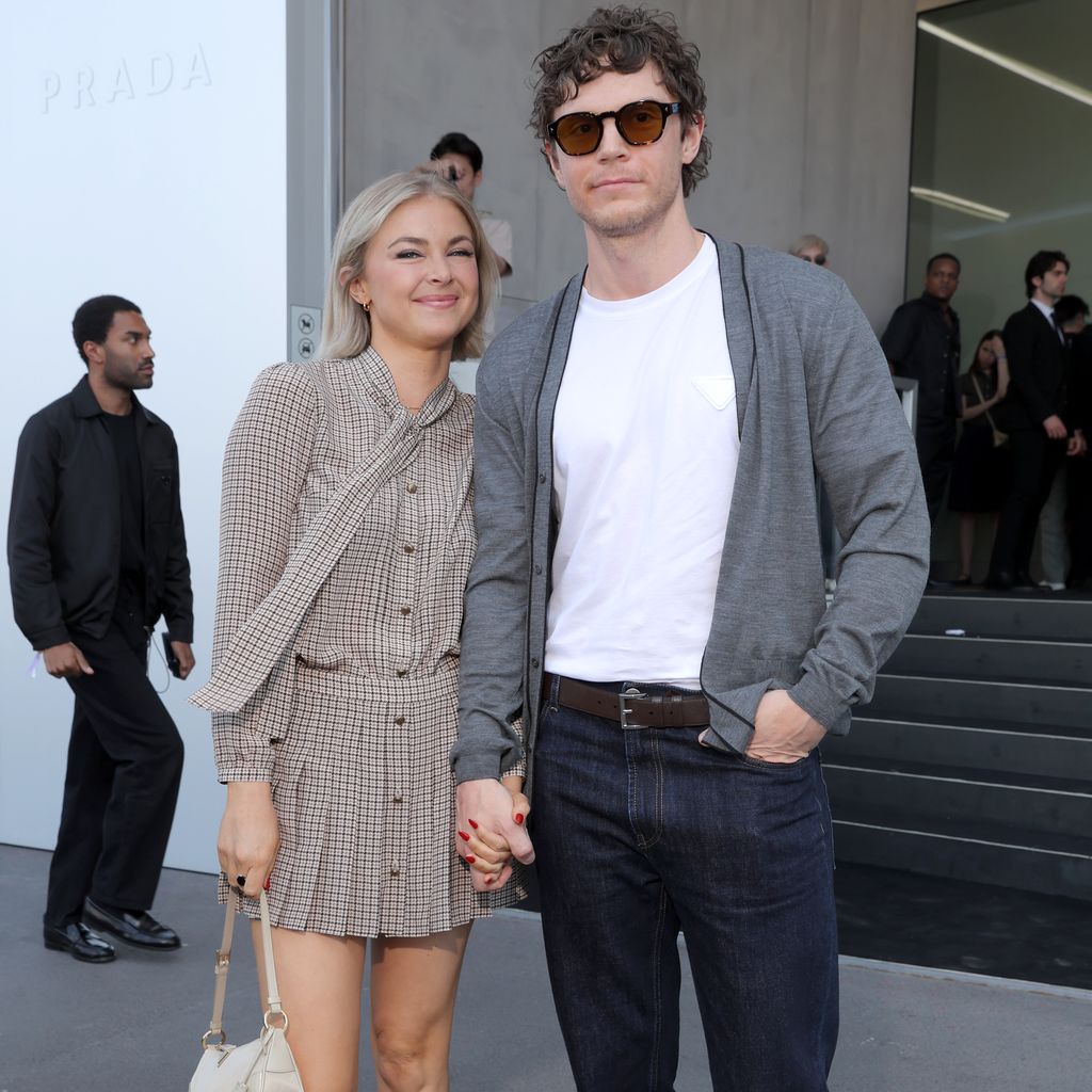Natalie Engel and Evan Peters bei der Prada-Modenschau im Juni 2024