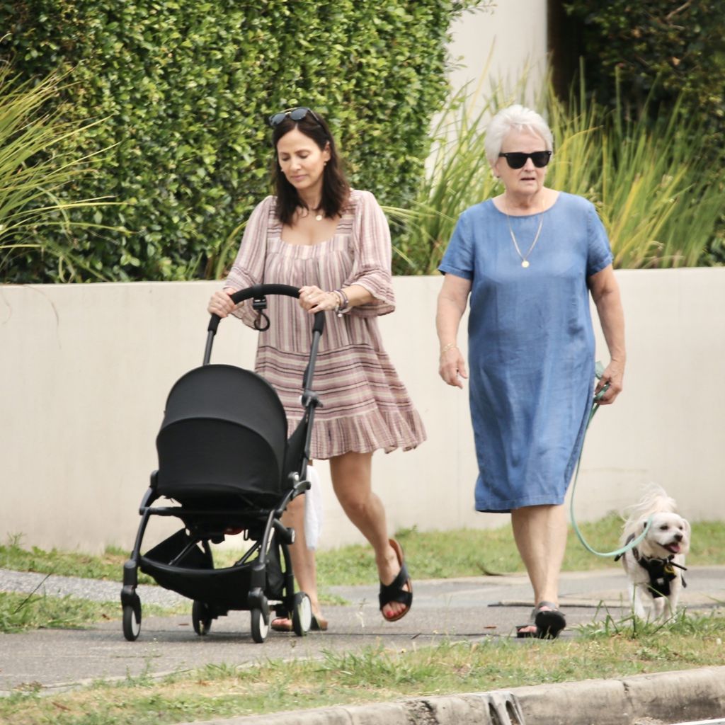 Natalie Imbruglia beim Spaziergang mit Baby und ihrer Mutter