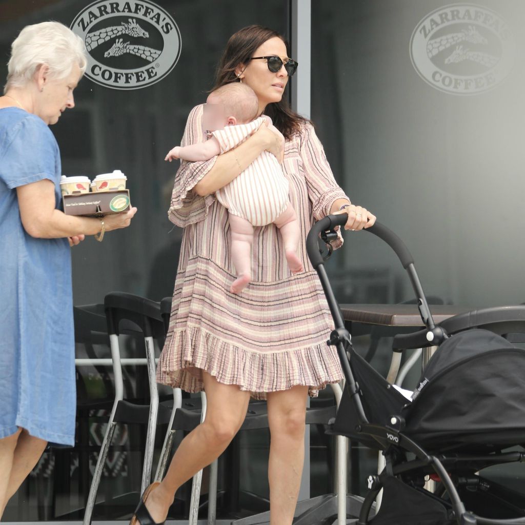 Natalie Imbruglia unterwegs mit ihrem Baby in Gold Coast, Australien