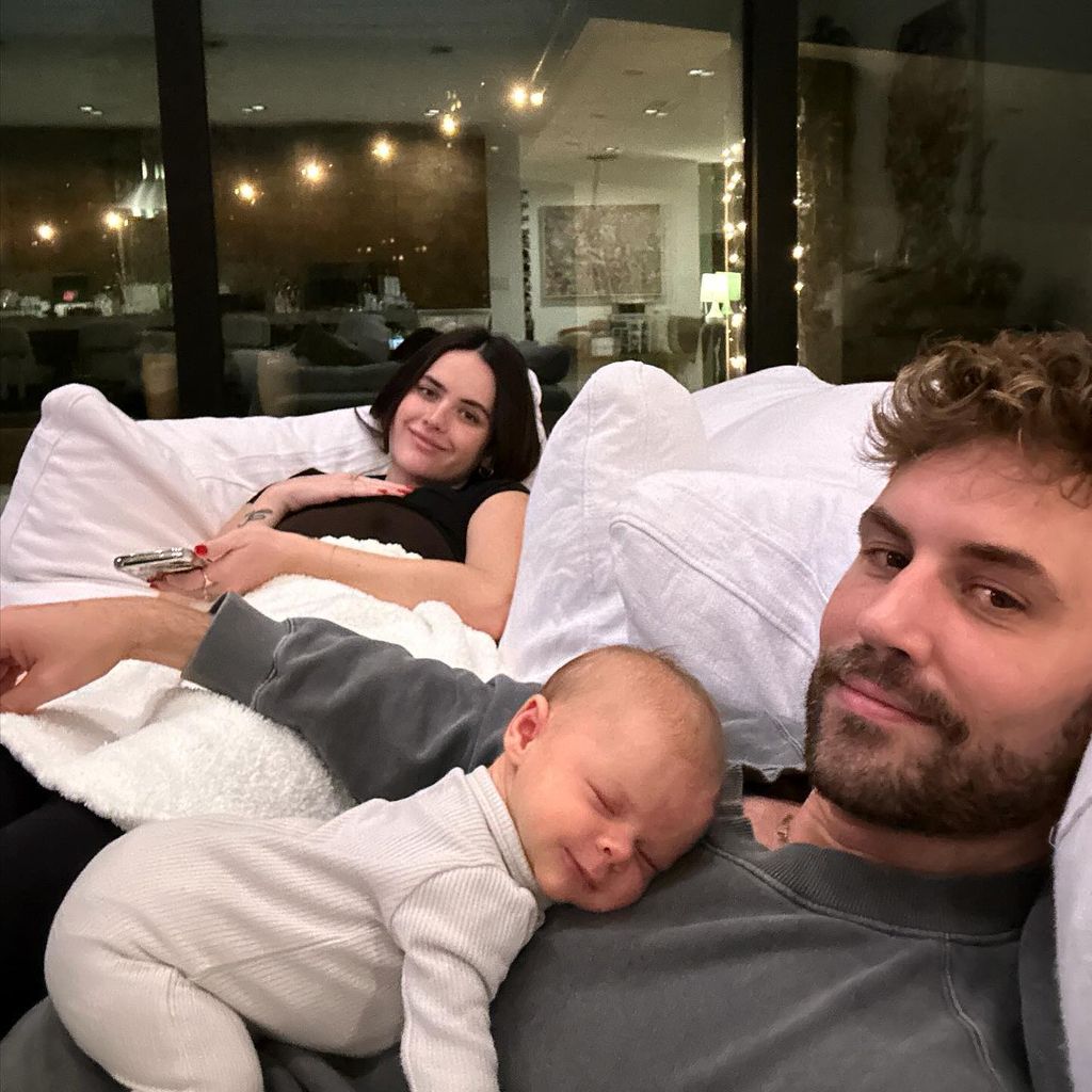Natalie Joy und Nick Viall kuscheln mit ihrer Tochter River Rose