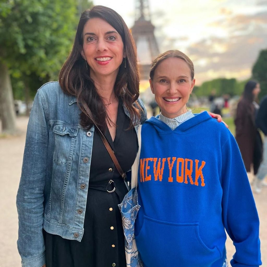 Natalie Portman mit einer Freundin vor dem Eiffelturm, Juni 2026