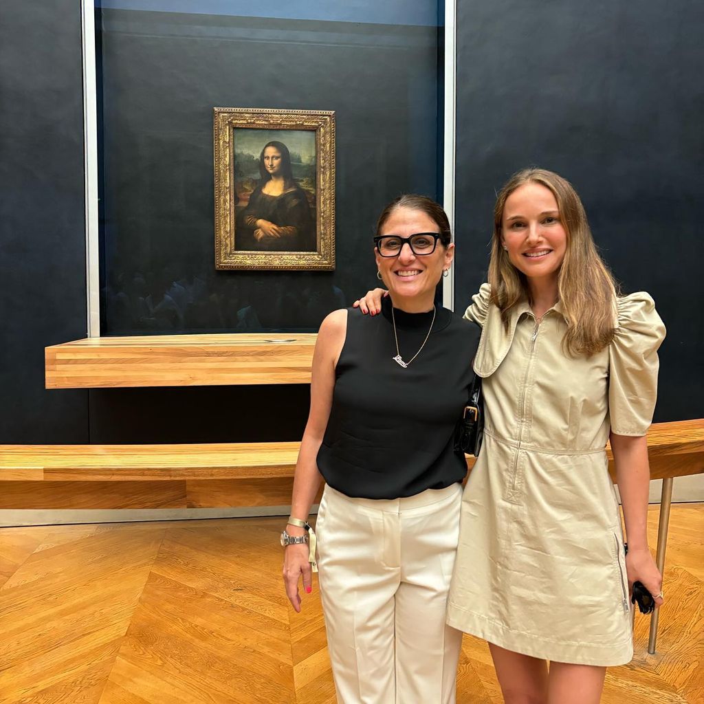 Natalie Portman mit einer Freundin im Louvre, Juli 2024