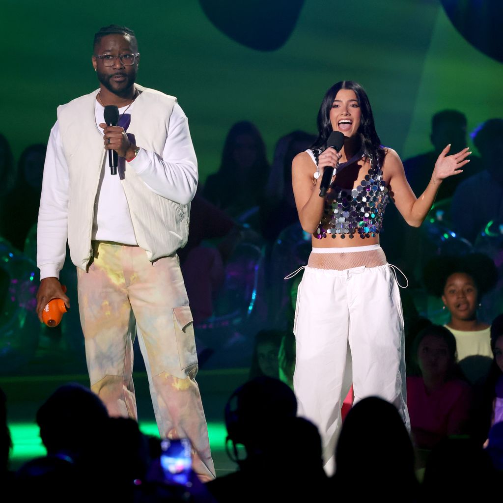 Nate Burleson und Charli D'Amelio bei den Kids' Choice Awards 2023