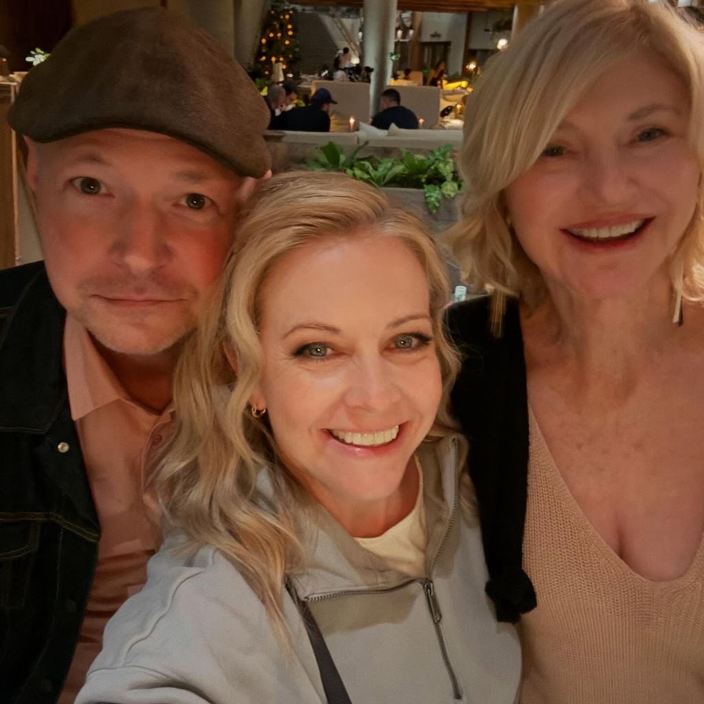 Nate Richert, Melissa Joan Hart und Beth Broderick im April 2026