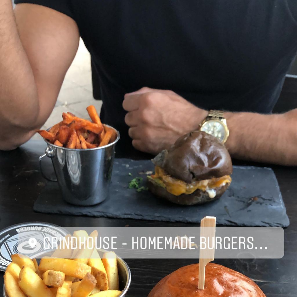 Nathalia Goncalves Miranda und Mudi Sleiman im Restaurant