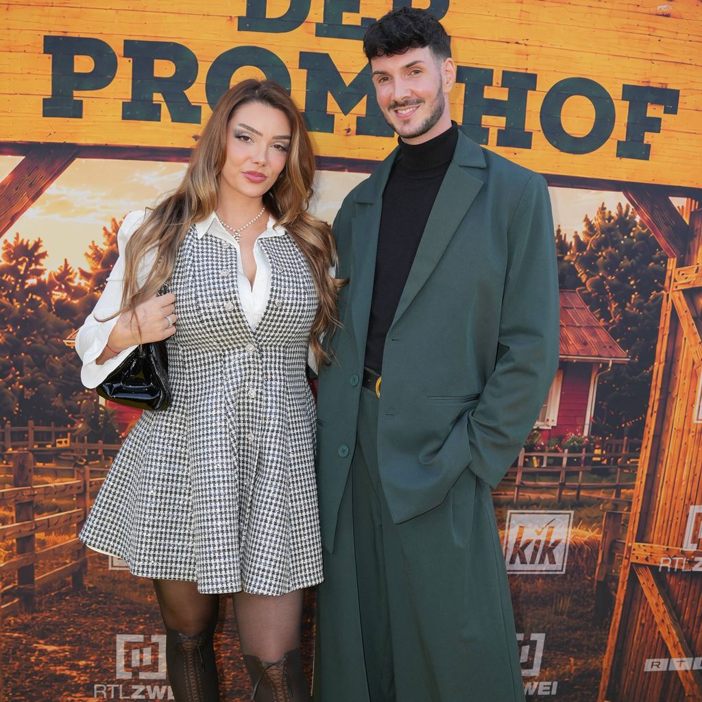 Nathalie Gaus und Kevin Schäfer bei der Premiere von "Der Promihof" auf dem Gertrudenhof in Hürth