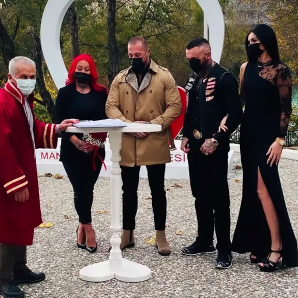 Nathalie Volk und Timur A. (v.r.) als Trauzeugen auf einer Hochzeit von Freunden