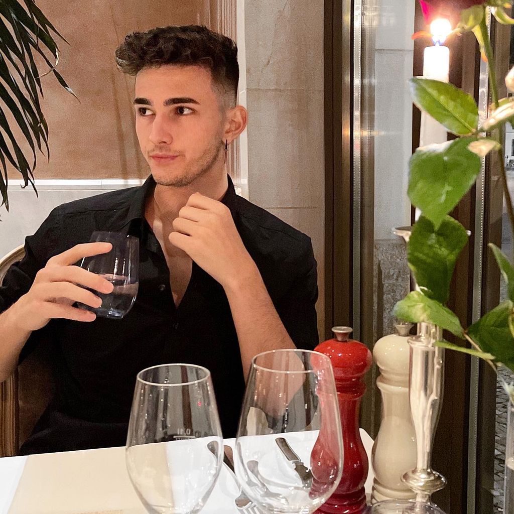 Nathan Goldblat in einem Restaurant in Berlin