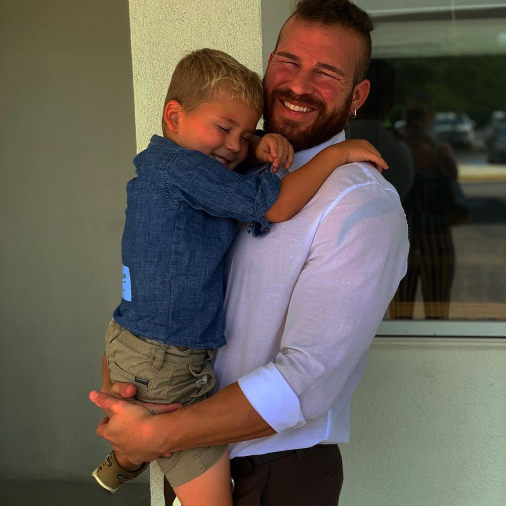 Nathan Griffith mit seinem Sohn