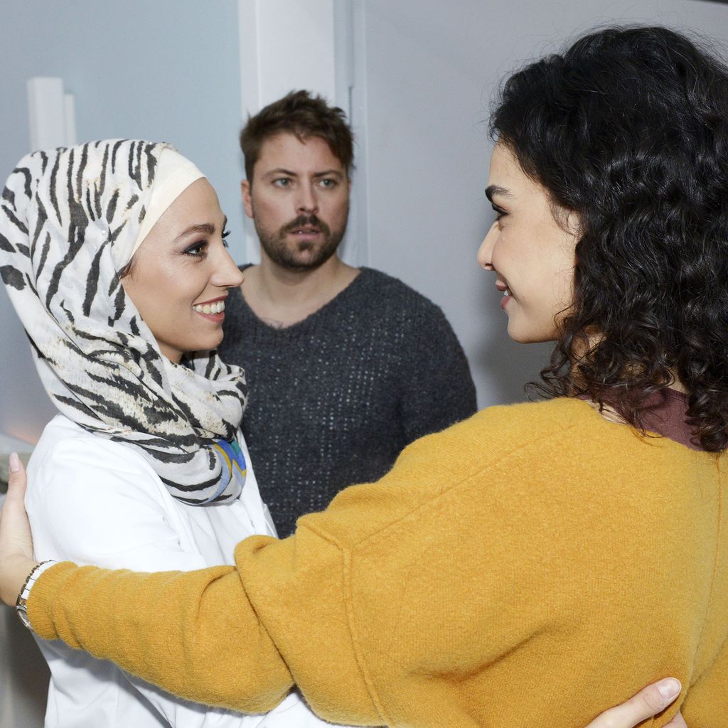 Nazan (Vildan Cirpan), John (Felix von Jascheroff) und Shirin (Gamze Senol) in einer GZSZ-Szene