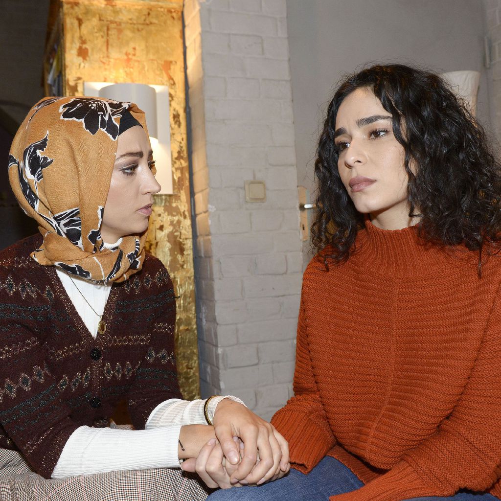 Nazan (Vildan Cirpan) und Shirin (Gamze Senol) bei "Gute Zeiten, schlechte Zeiten"