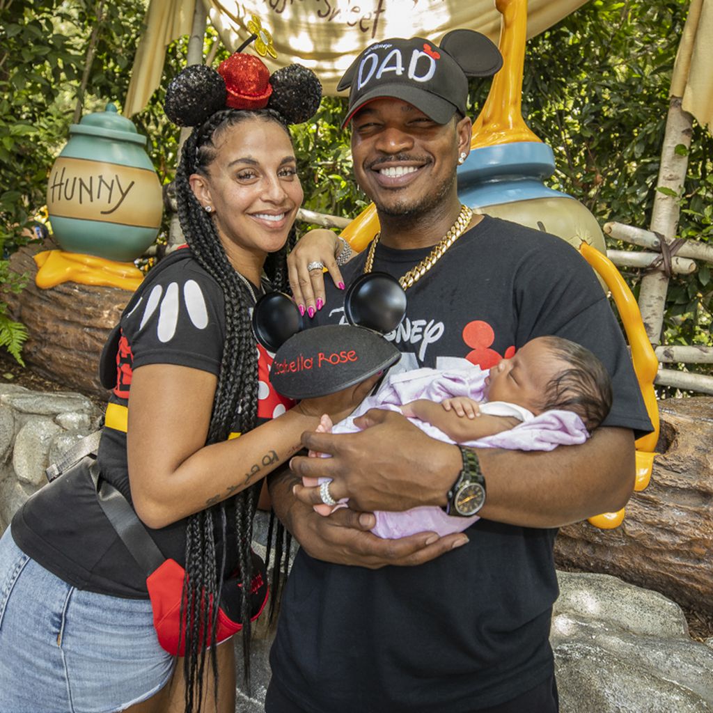 Ne-Yo, Crystal Renay und ihre Tochter Isabella Rose im Disneyland