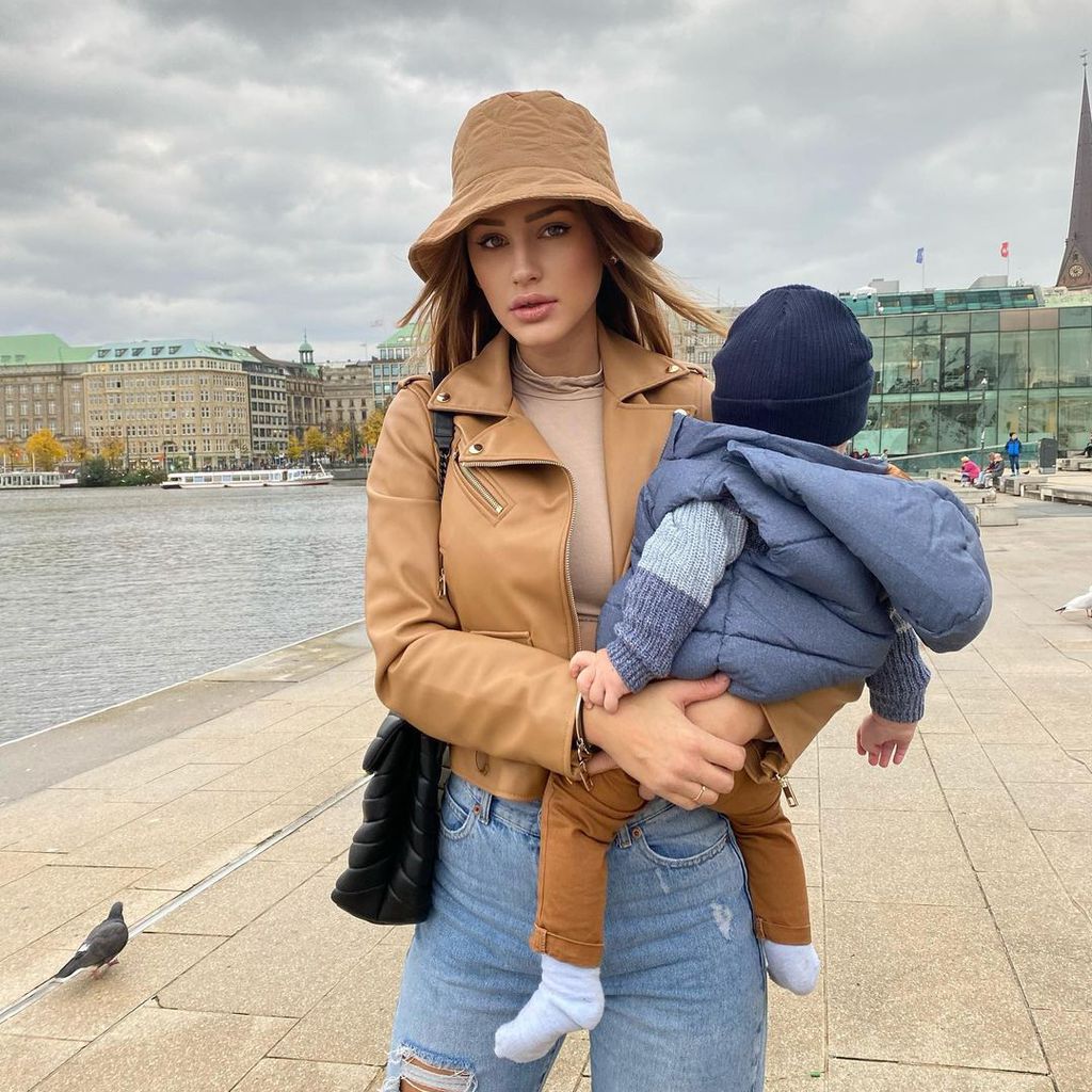 Ex-GNTM-Kandidatin Neele Bronst mit ihrem Sohn