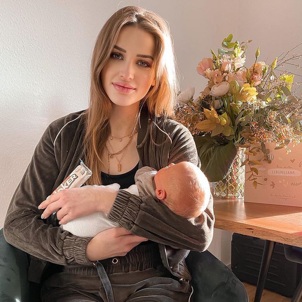 Neele Bronst mit ihrem Sohn