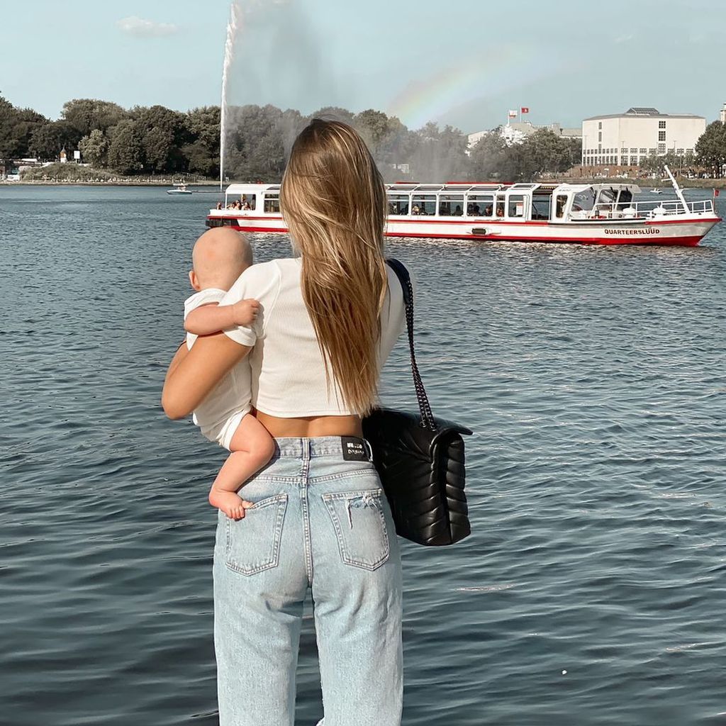 Neele Bronst und ihr Sohn im August 2021