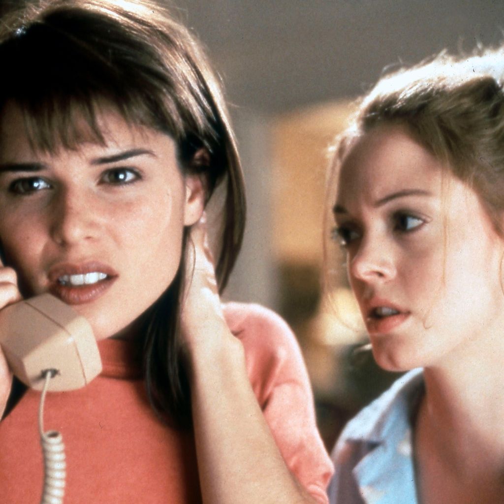 Neve Campbell und Rose McGowan in "Scream" 1996