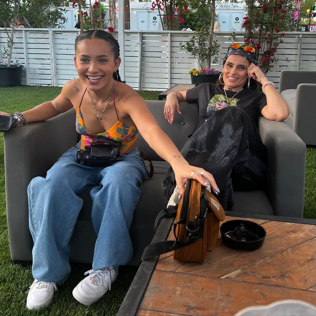 Nevis Gahunia mit ihrer Mutter Nelly Furtado, im April 2024