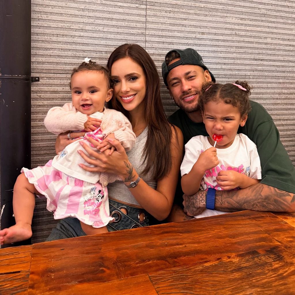 Neymar Jr und Bruna Biancardi mit ihren gemeinsamen Kindern, April 2026