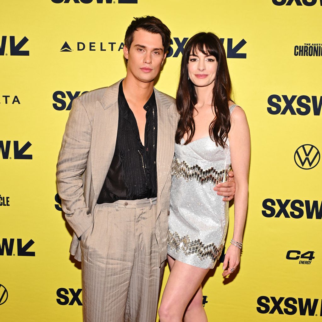 Nicholas Galitzine und Anne Hathaway im März 2024