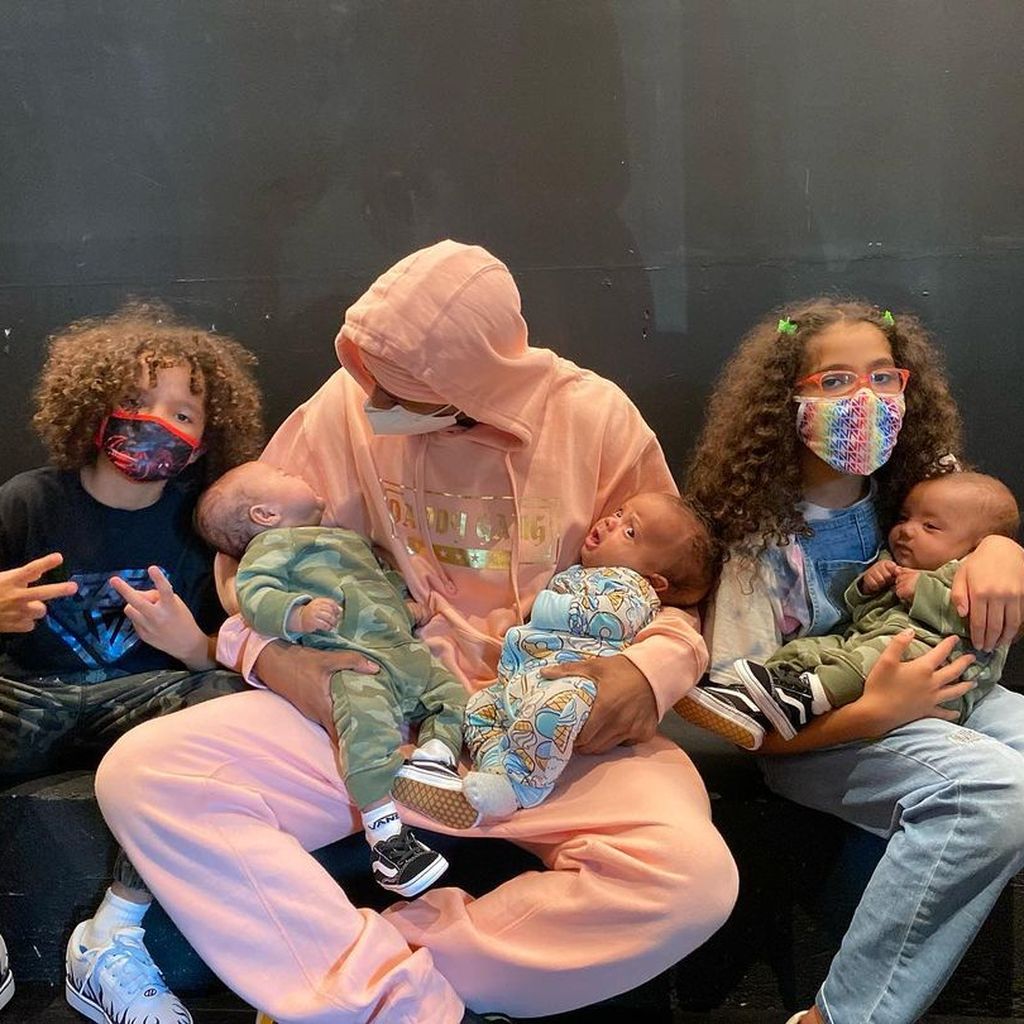 Nick Cannon mit fünf seiner Kinder
