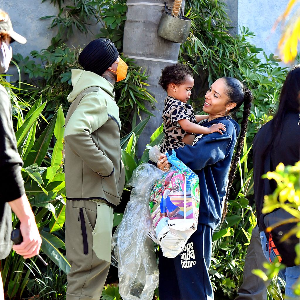 Nick Cannon mit einem seiner Kinder und Brittany Bell