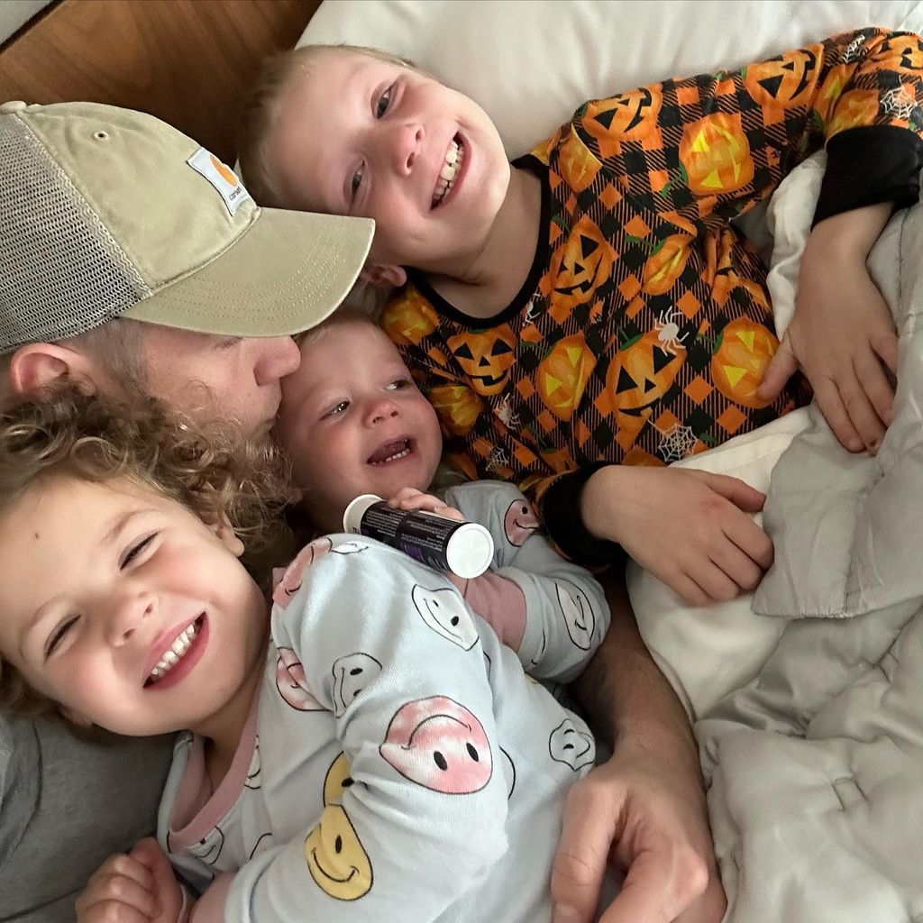 Nick Carter mit seinen drei Kindern Saoirse, Pearl und Odin im November 2022