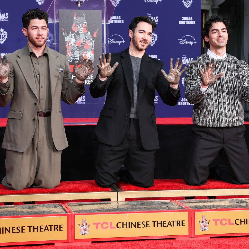 Nick Jonas, Kevin Jonas und Joe Jonas bei der Hand- und Fußabdruckzeremonie im TCL Chinese Theatre in Hollywood