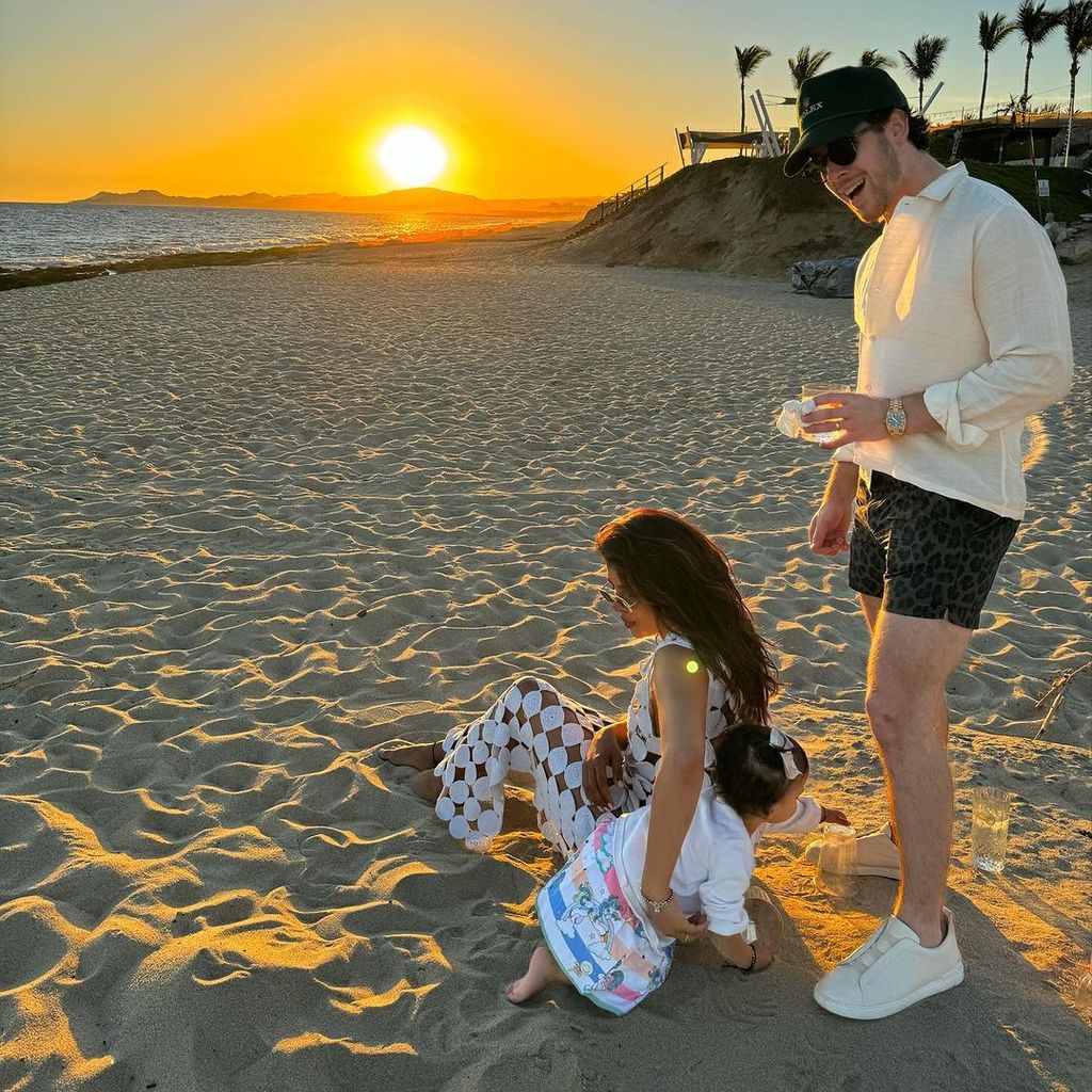 Nick Jonas mit seiner Frau Priyanka Chopra und ihrer Tochter Malti