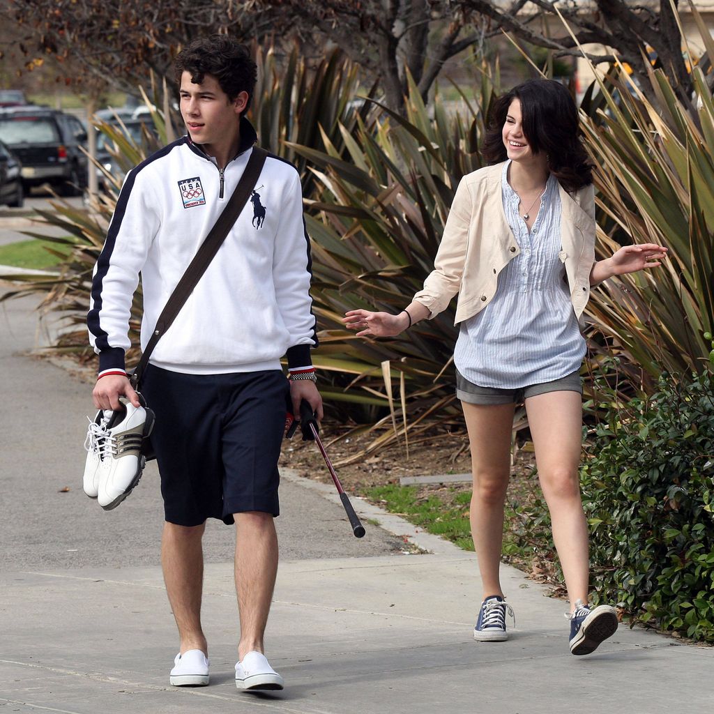 Nick Jonas und Selena Gomez unterwegs zum Golfplatz in Los Angeles, 21. Februar 2010