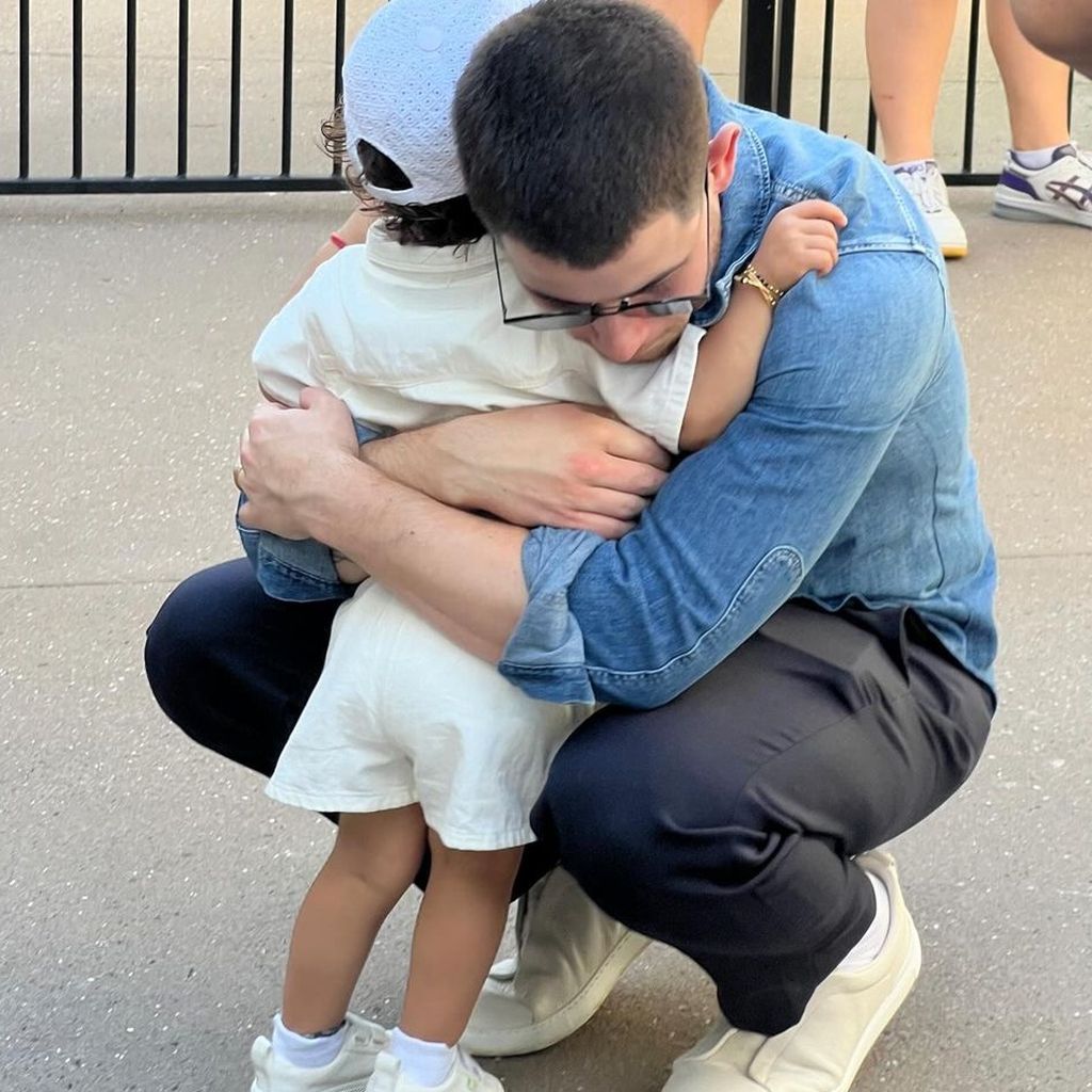 Nick Jonas umarmt seine Tochter Malti