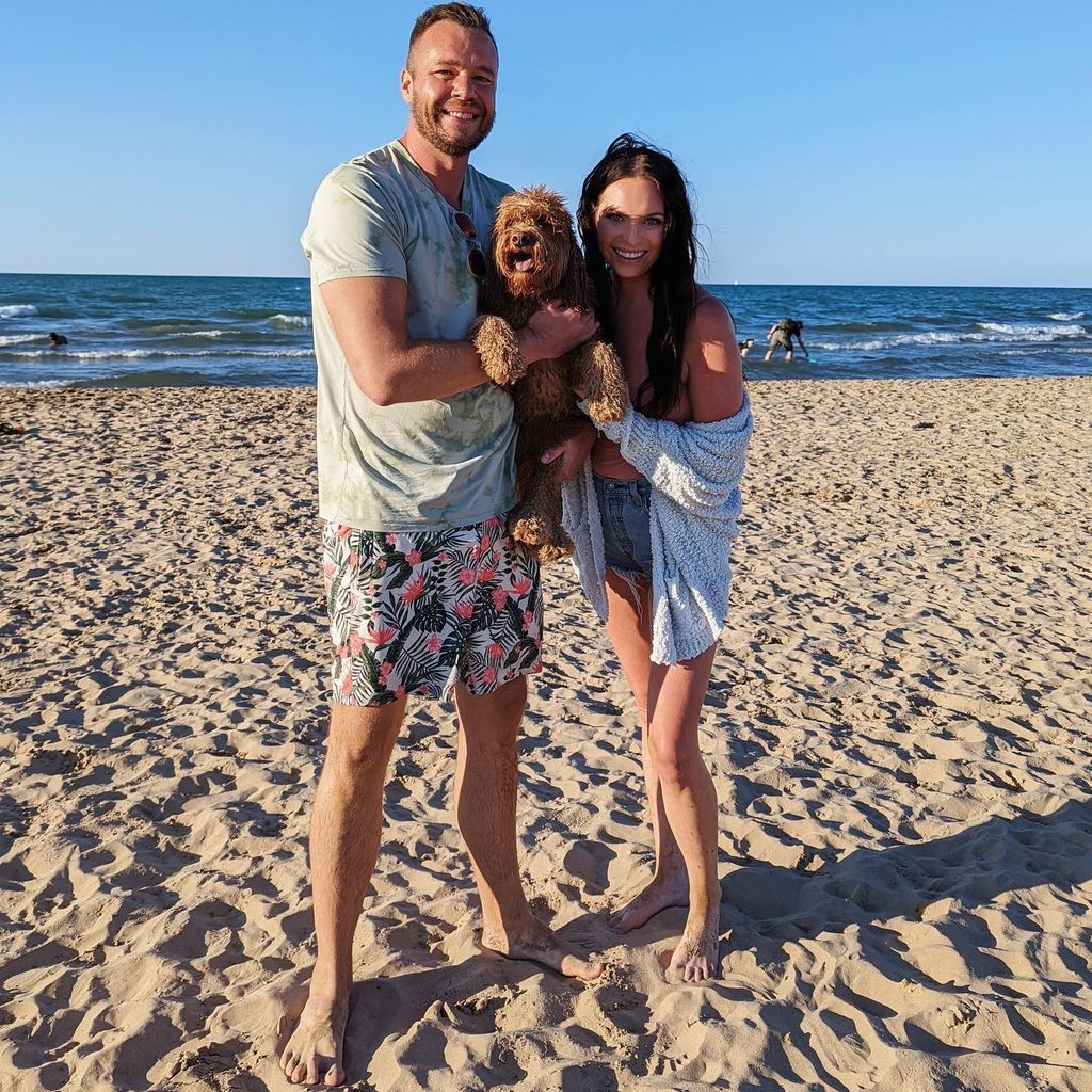 Nick Thompson und Danielle Ruhl mit ihrem Hund