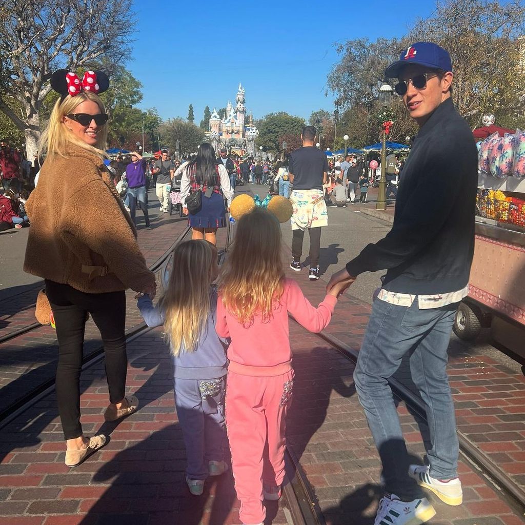 Nicky Hilton mit ihrer Familie im Disneyland