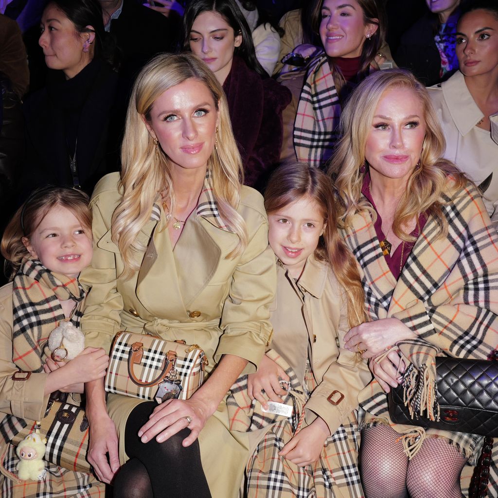 Nicky Hilton und Kathy Hilton bei der Enthüllung der festlichen Bloomingdale’s-Schaufenster mit Partner Burberry in New York