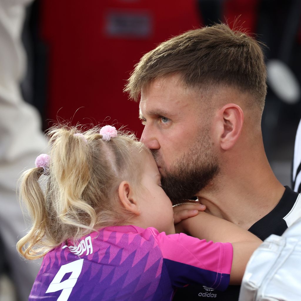 Niclas Füllkrug mit seiner Tochter Emilia