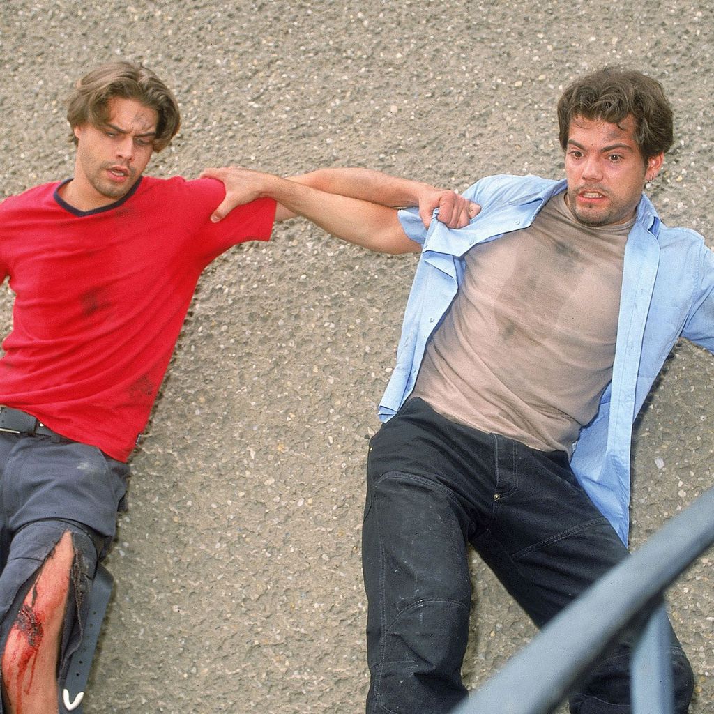 Nico (Raphael Vogt) und Leon (Daniel Fehlow) in einer Szene bei GZSZ