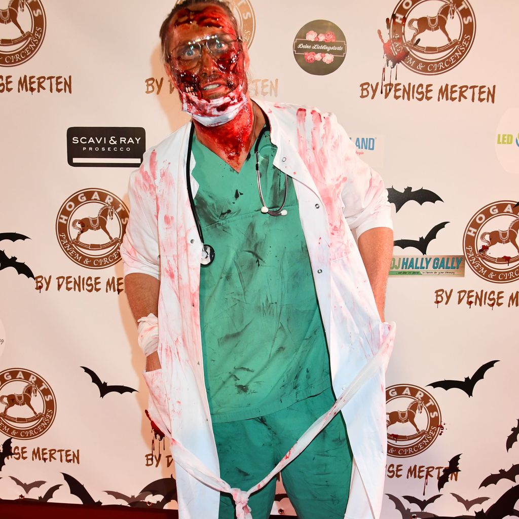 Nico Schwanz auf Denise Mertens Halloween-Party
