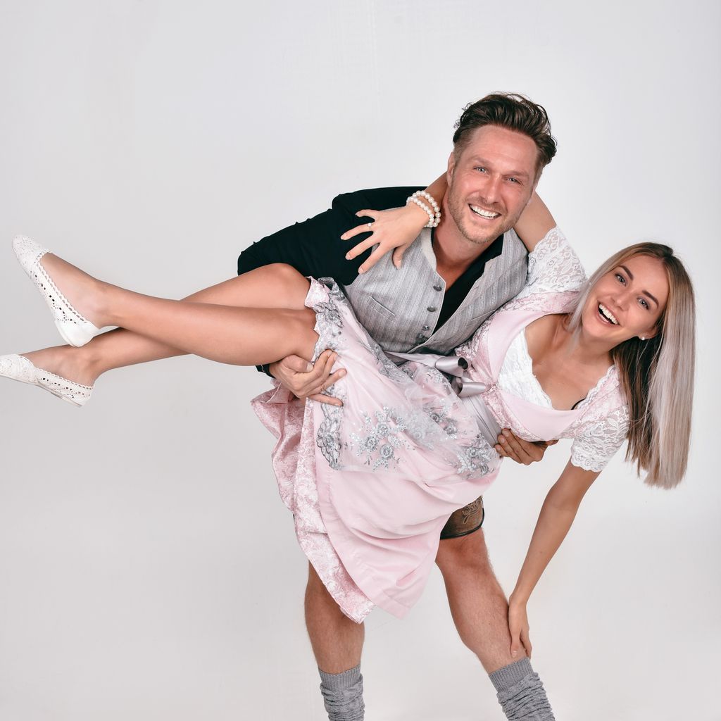 Nico Schwanz und Julia Prokopy beim Angermaier-Trachten-Shooting