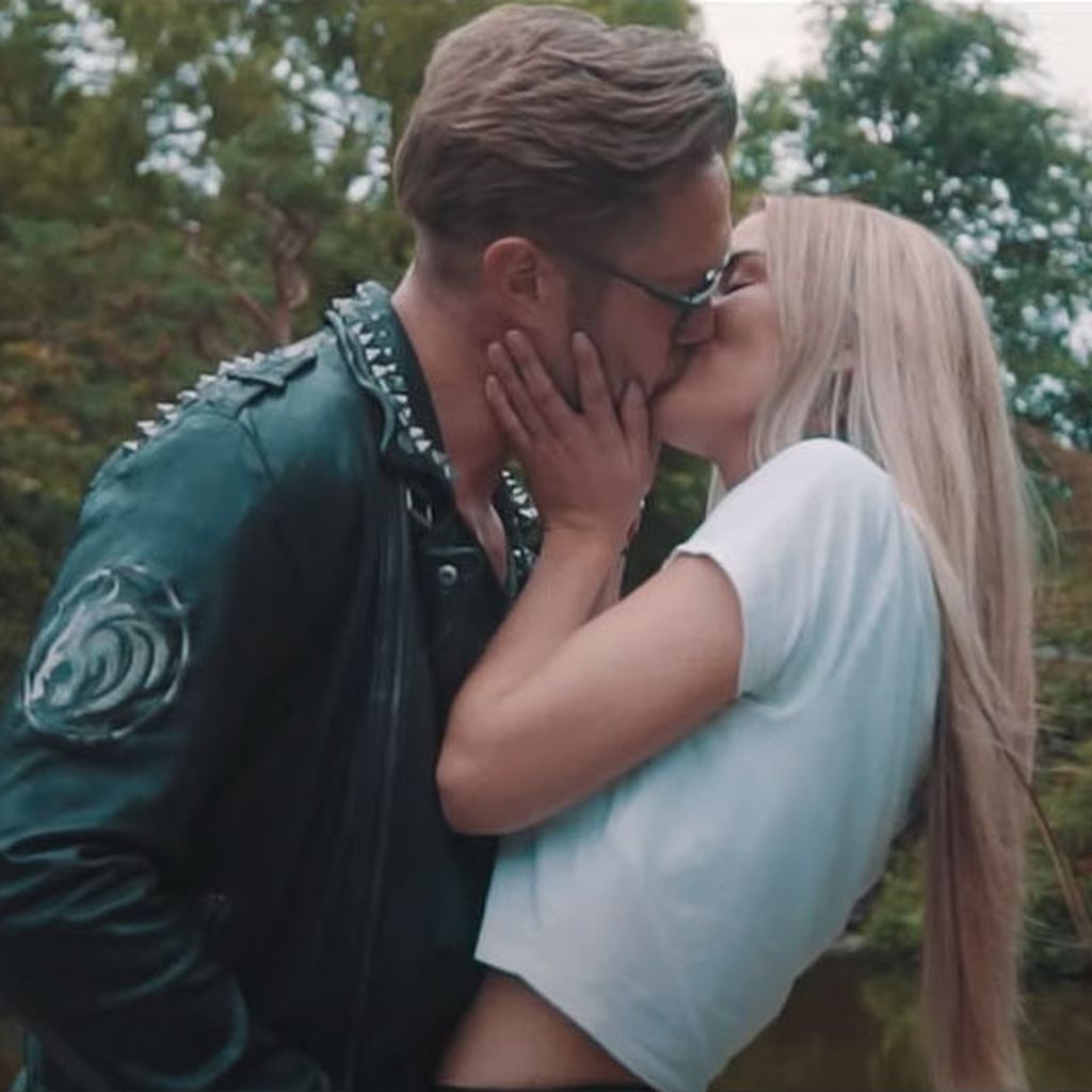 Nico Schwanz und Julia Prokopy in "Schwerelos"