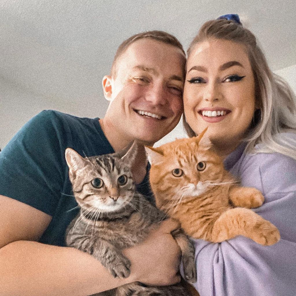 Nico und Lenara mit ihren Katzen im November 2020