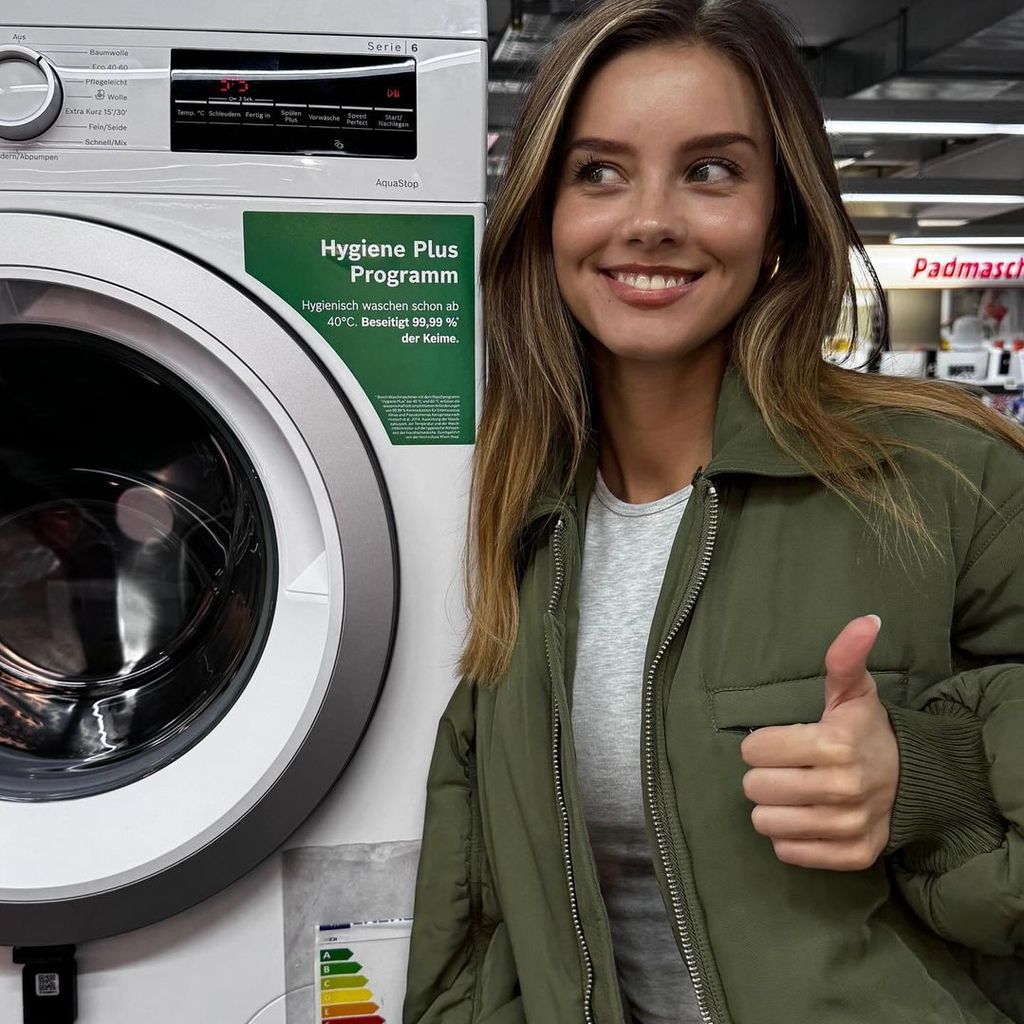 Nicola Cavanis beim Kauf ihrer Waschmaschine, Instagram, 2024