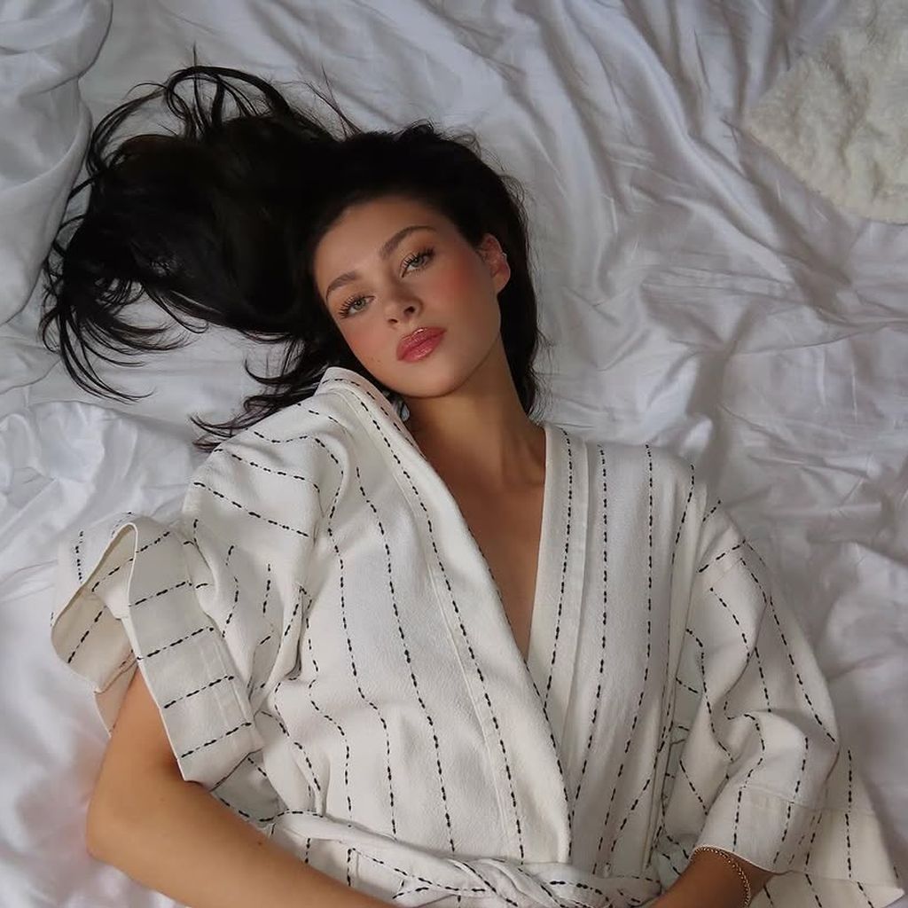 Nicola Peltz-Beckham posiert im Bett für Instagram