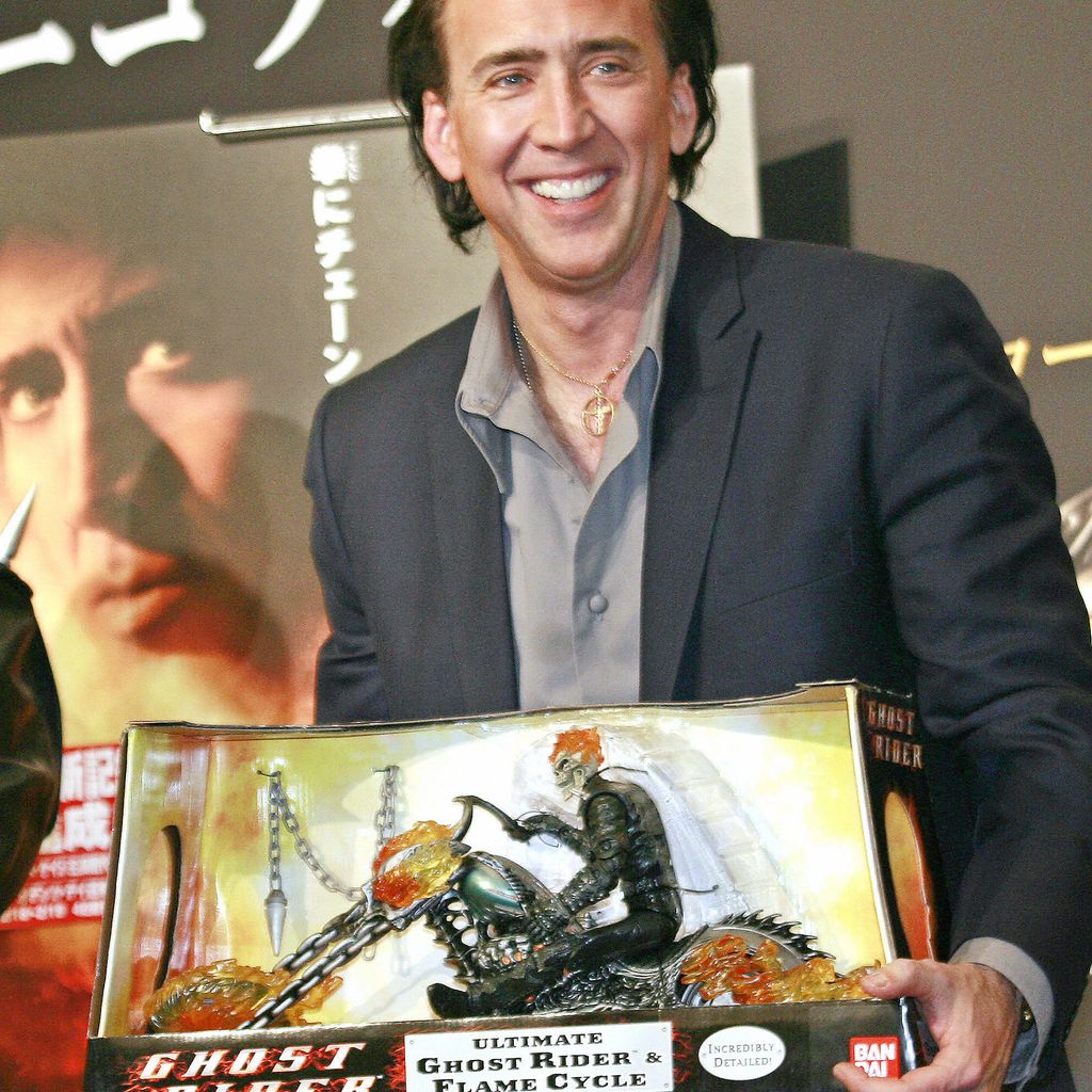 Nicolas Cage präsentiert ein "Ghost Rider"-Figurenset bei einer Pressekonferenz in Tokio, 21. Februar 2007