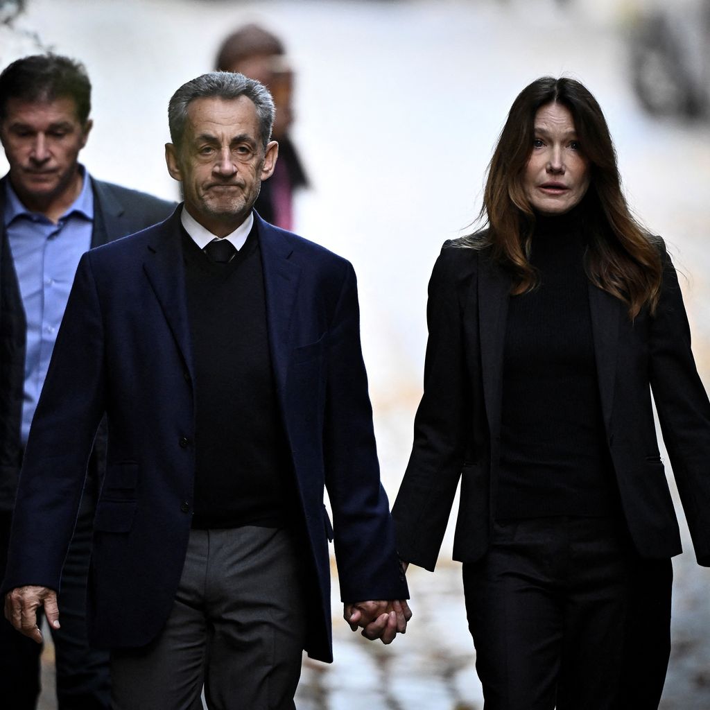 Nicolas Sarkozy verlässt gemeinsam mit Carla Bruni-Sarkozy seine Pariser Wohnung, 2025