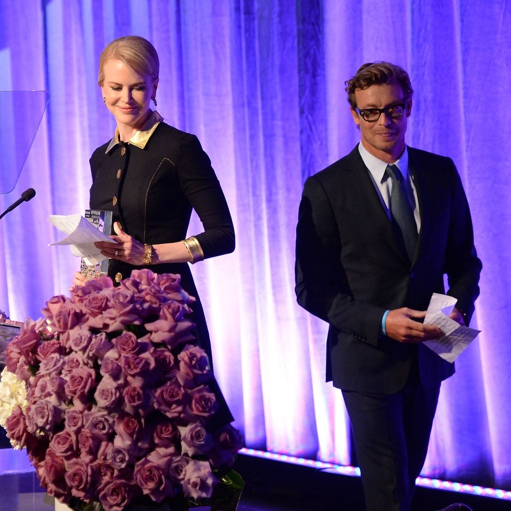 Nicole Kidman nimmt bei Variety’s Power of Women eine Auszeichnung von Simon Baker entgegen
