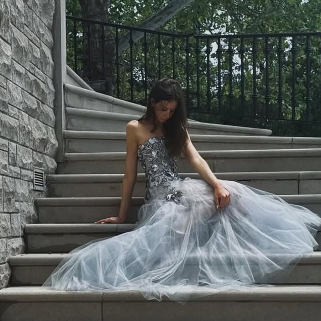 Nicole Kidmans Tochter Sunday Rose im silbernen Abschlusskleid