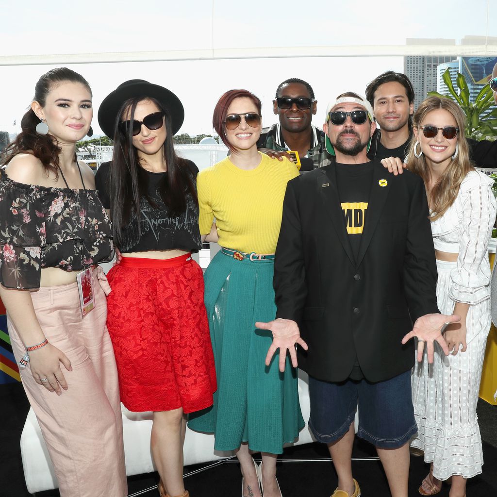 Nicole Maines (l.) mit dem "Supergirl"-Cast auf der Comic-Con 2018
