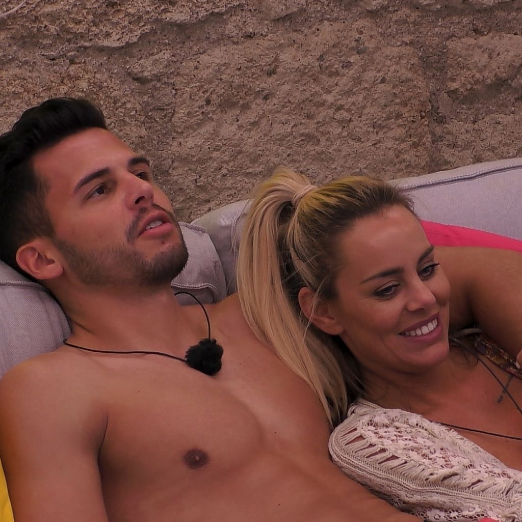 Die "Love Island"-Teilnehmer Nicole und Dennis