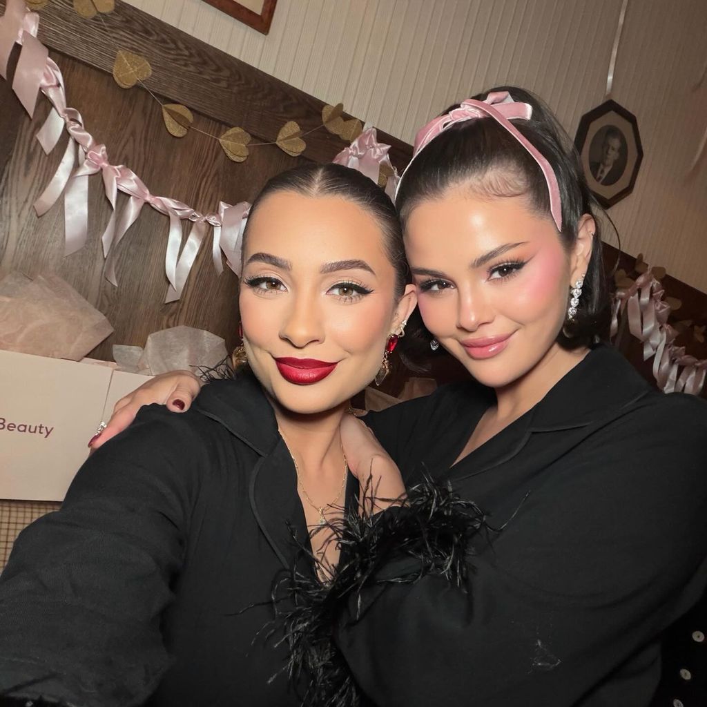 Influencerin Nicole Concilio und Selena Gomez beim Rare-Beauty-Galentines-Day